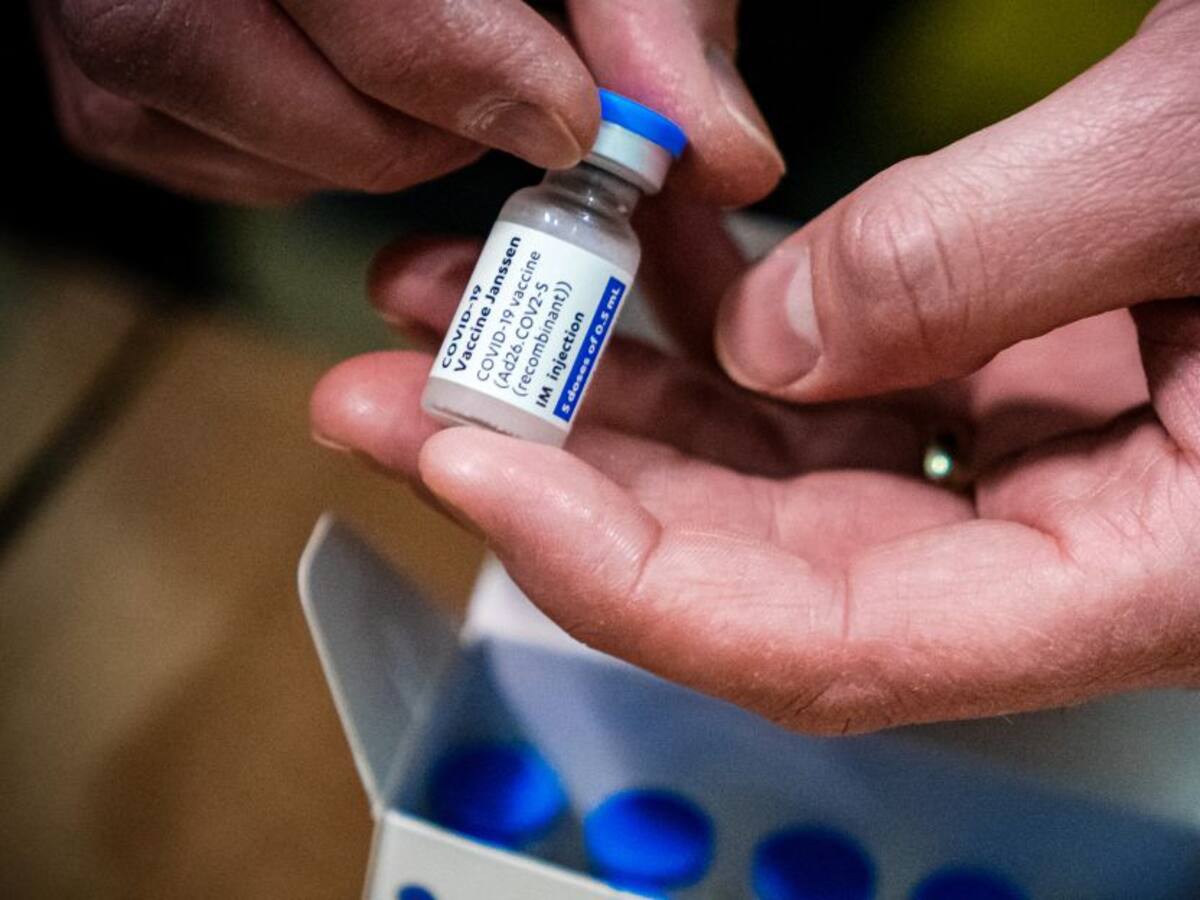 En EE.UU. piden pausa en vacuna de Johnson por raros casos de coágulos