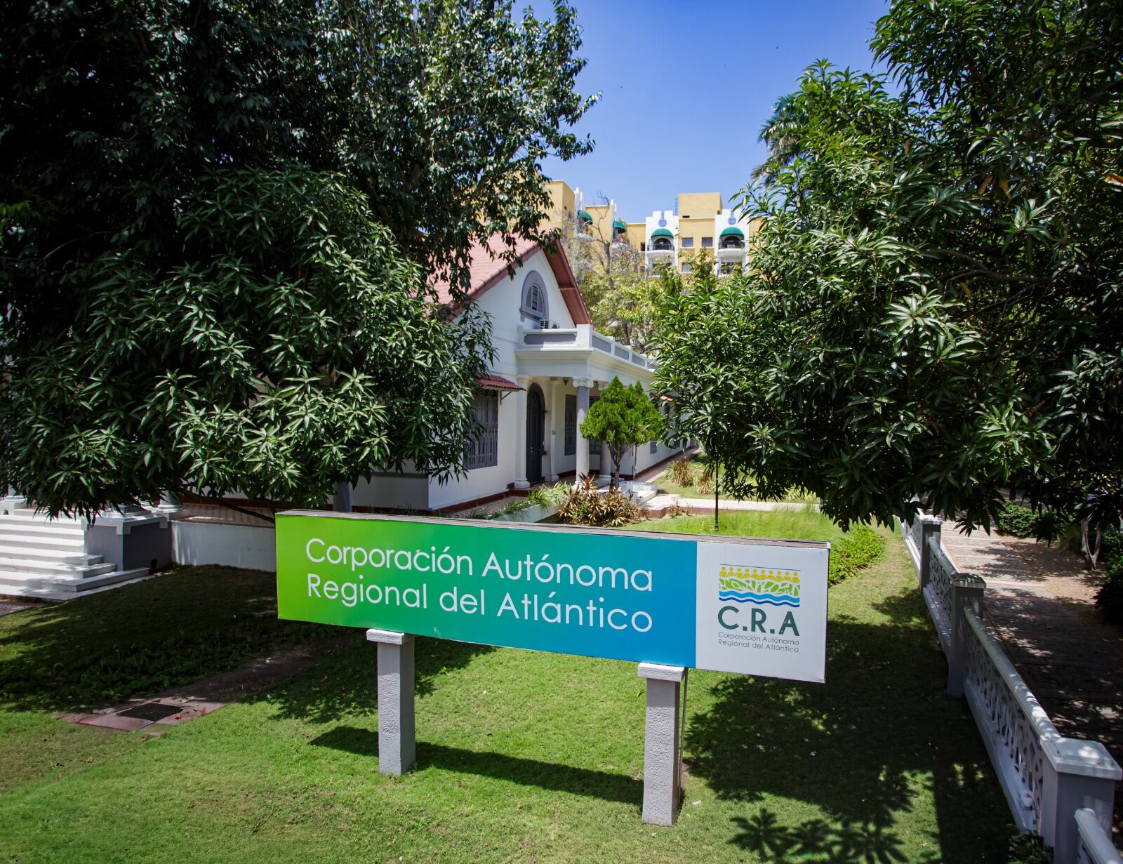 Fachada de la C.R.A.