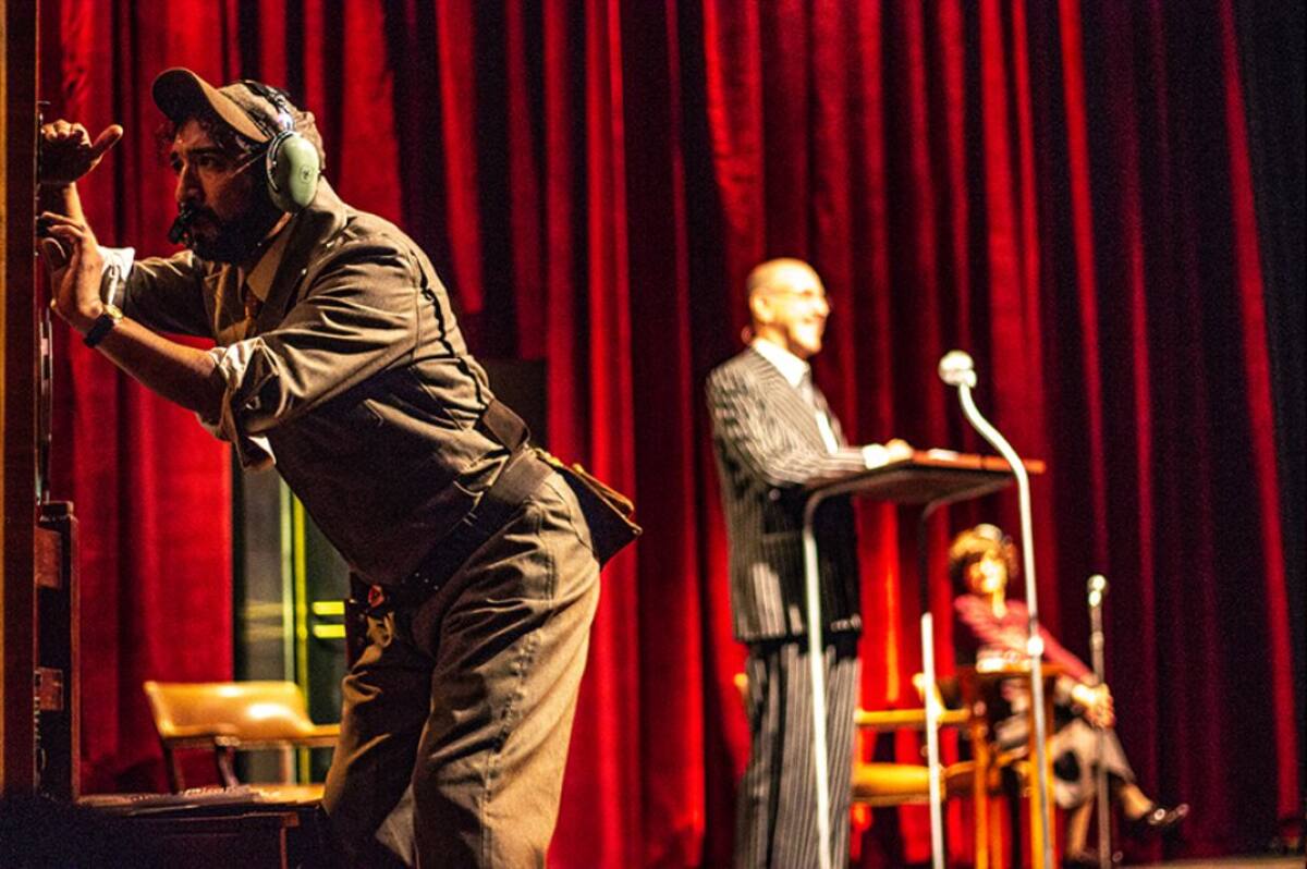 Los actores  Milton Lopezarrubla y Diego Vélez en una de las primeras escenas de la obra de teatro.