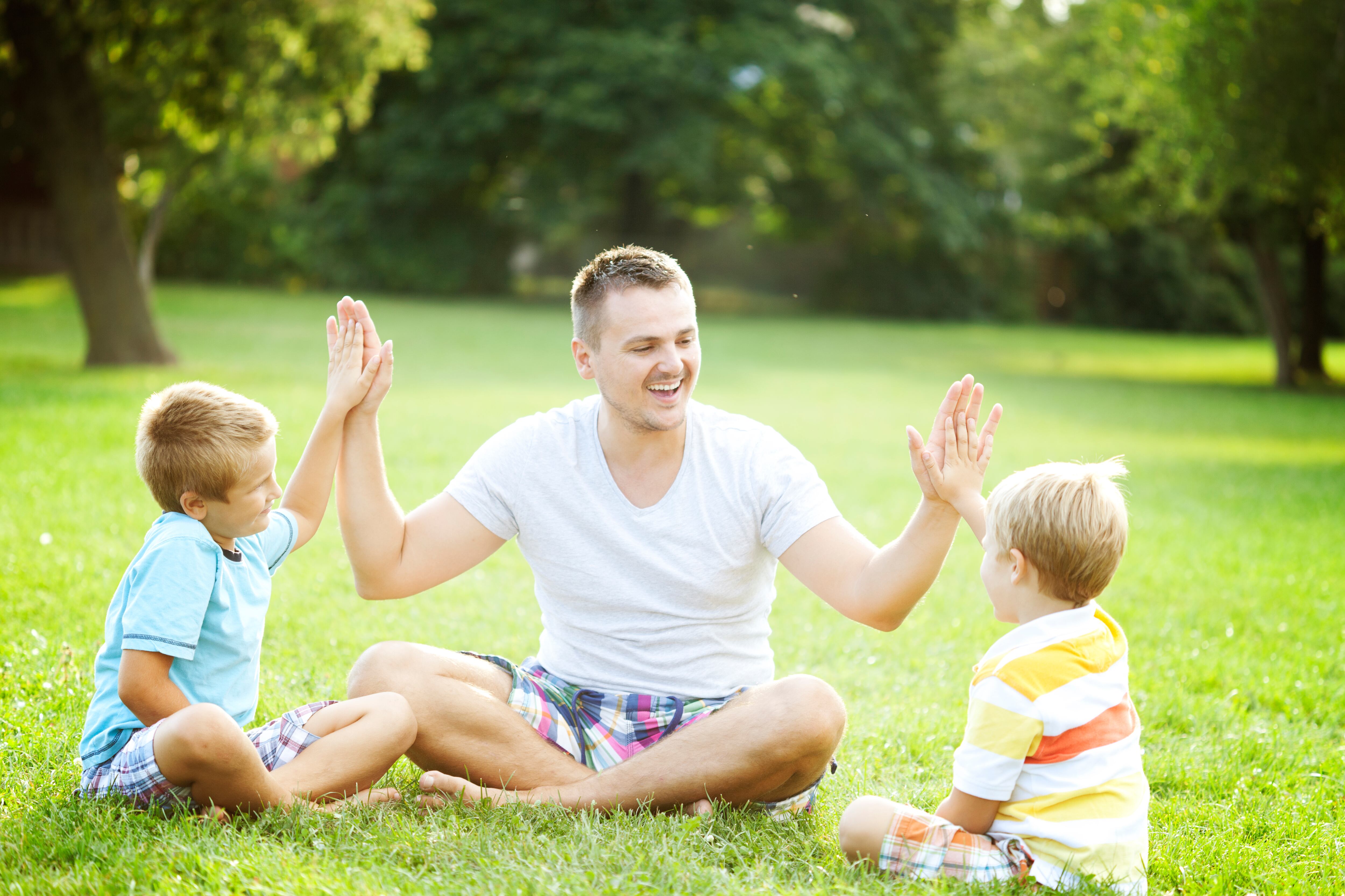 ¿Es malo chocar la mano de los niños al saludar? / Getty Images