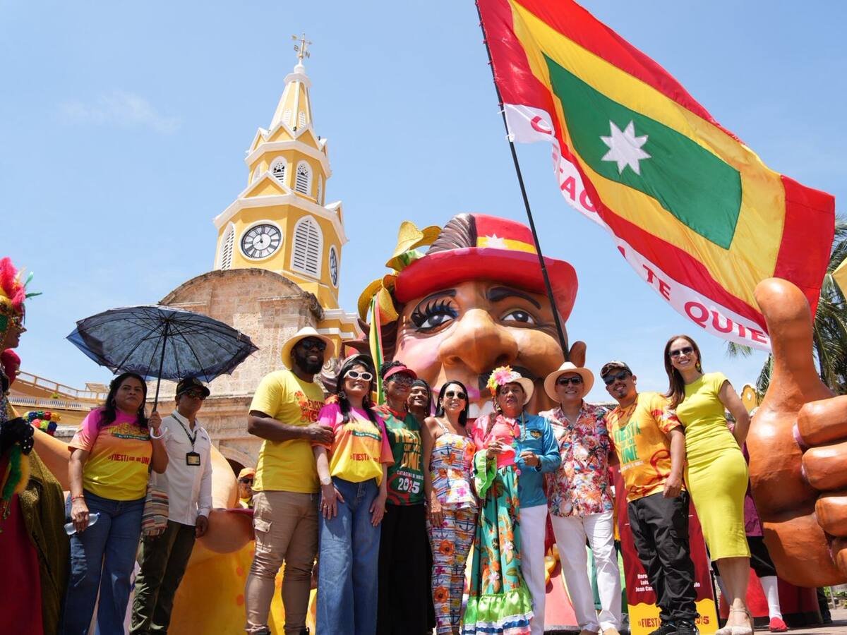 Macrofiguras festivas ya están exhibidas en espacios públicos del centro histórico de Cartagena