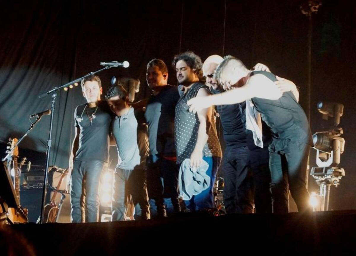 Antes de finalizar su gira, Juanes presentó a su banda, conformada en su mayoría por colombianos. También hacen parte de ella un venezolano y un dominicano.