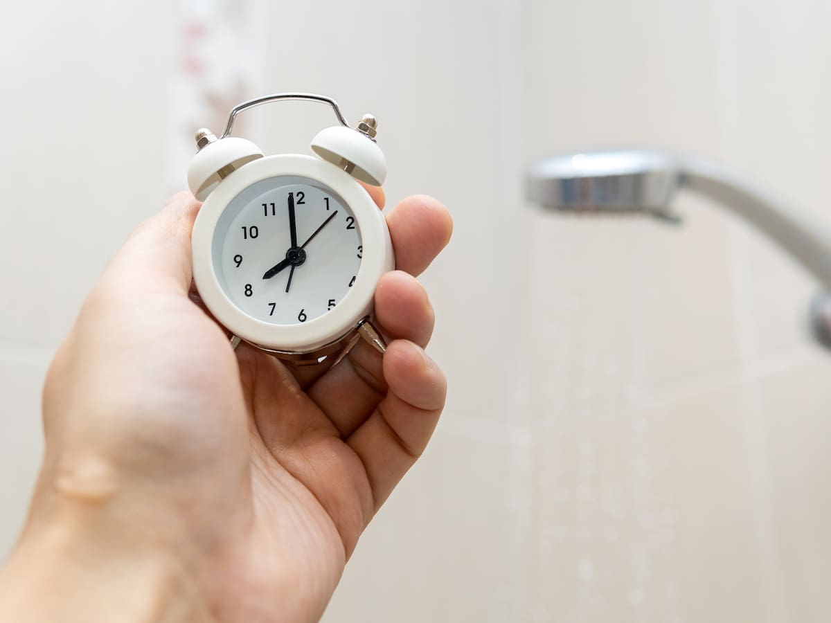 ¿Por cuánto tiempo debe ducharse, según la OMS? Esto pasa si se excede