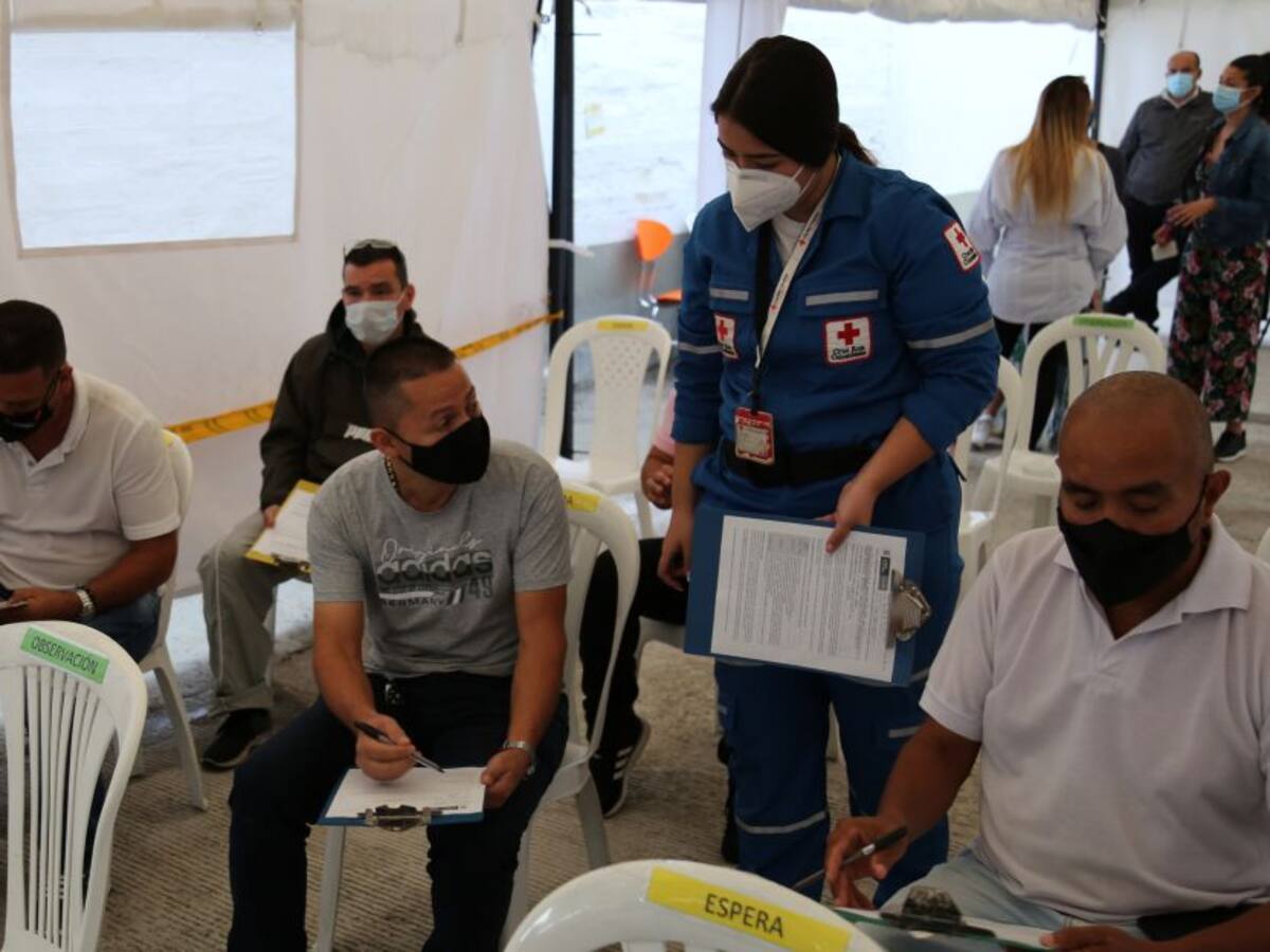 Taxistas de Medellín se podrán vacunar sin cita en la Cruz Roja