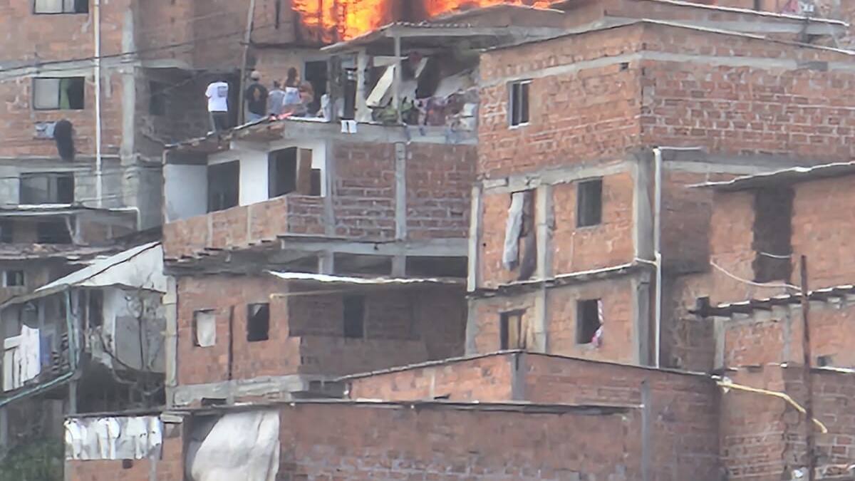 En Bello, al menos tres viviendas fueron consumidas por un fuerte incendio