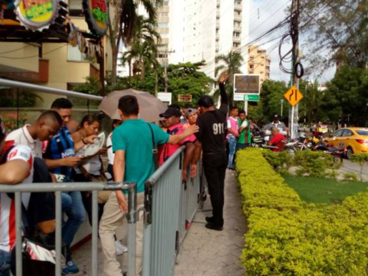 Hinchas madrugan en Barranquilla por boletas Colombia VS Paraguay