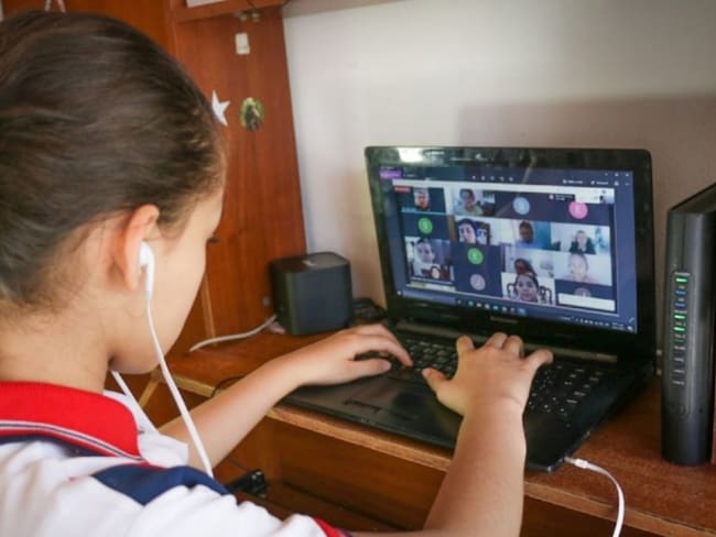 Jóvenes universitarios ofrecen asesorías gratuitas a estudiantes de escasos recursos