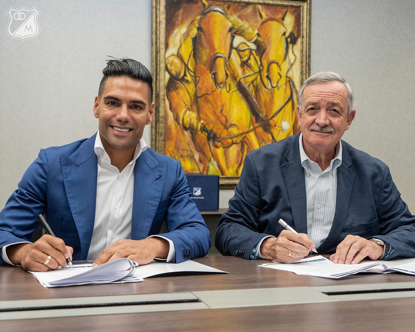 Falcao y Enrique Camacho firmando su nuevo contrato con Millonarios / Twitter: @MillosFCOficial.