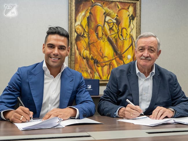 Falcao y Enrique Camacho firmando su nuevo contrato con Millonarios / Twitter: @MillosFCOficial.