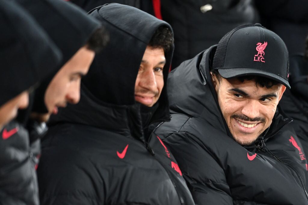 Luis Díaz presenciando el partido del Liverpool ante el Everton por la Premier League (Photo by Michael Regan/Getty Images)