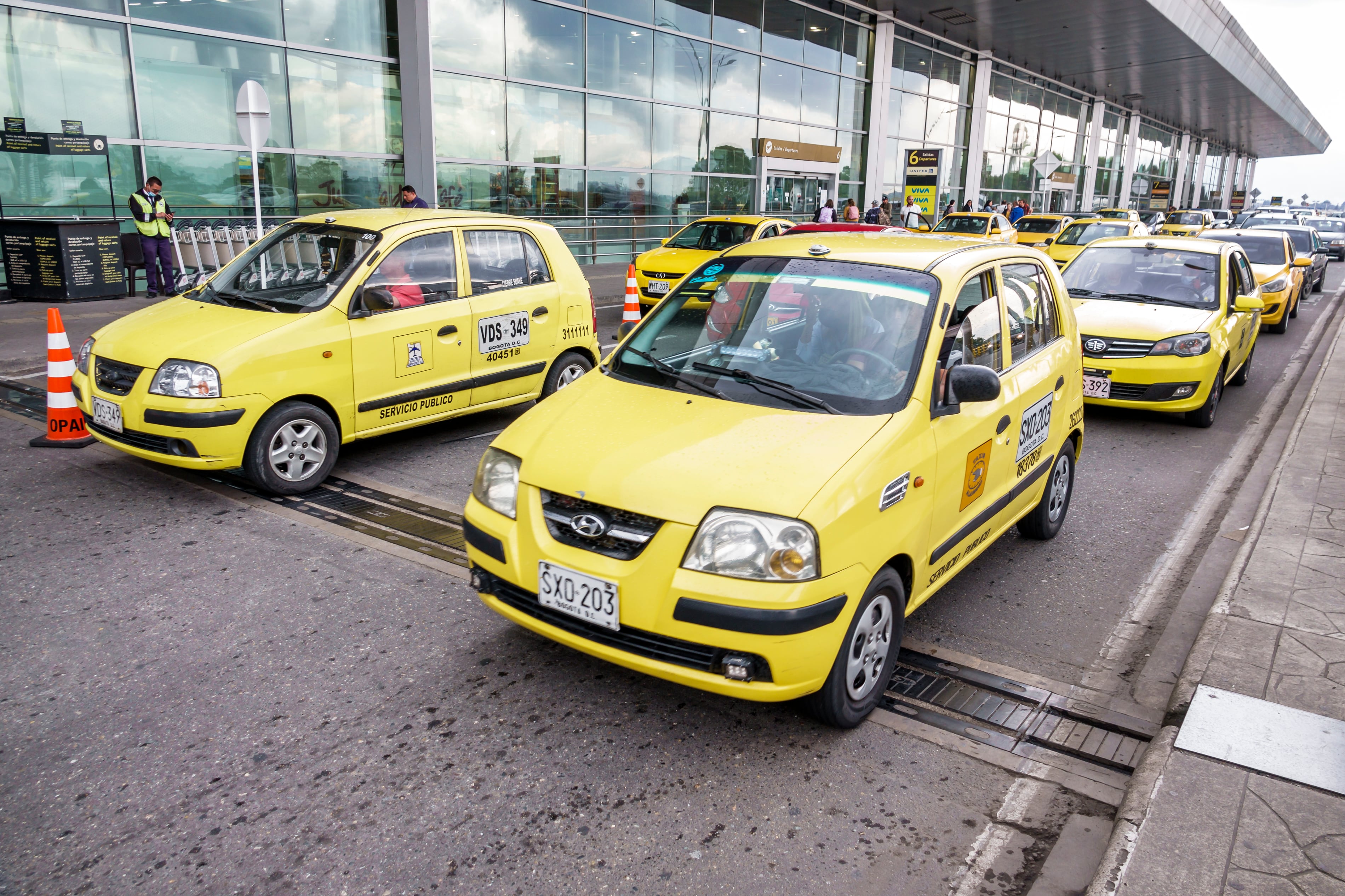Taxis en el Aeropuerto El Dorado. Foto: Getty Images.
