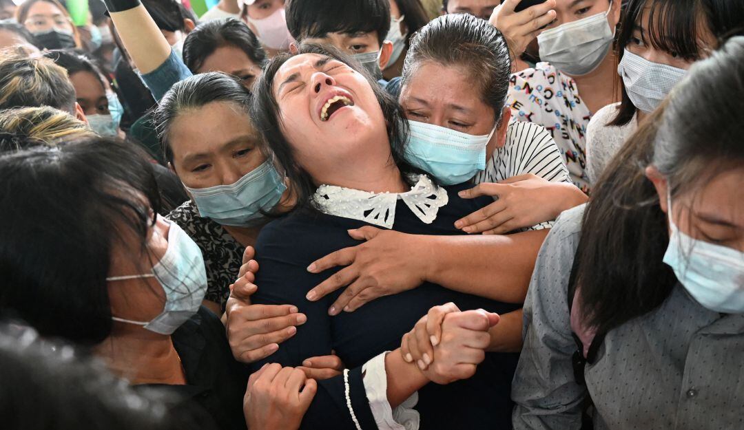 Una familia en un funeral tras protestas en Rangún