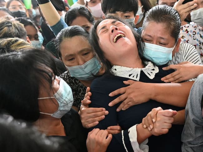 Una familia en un funeral tras protestas en Rangún