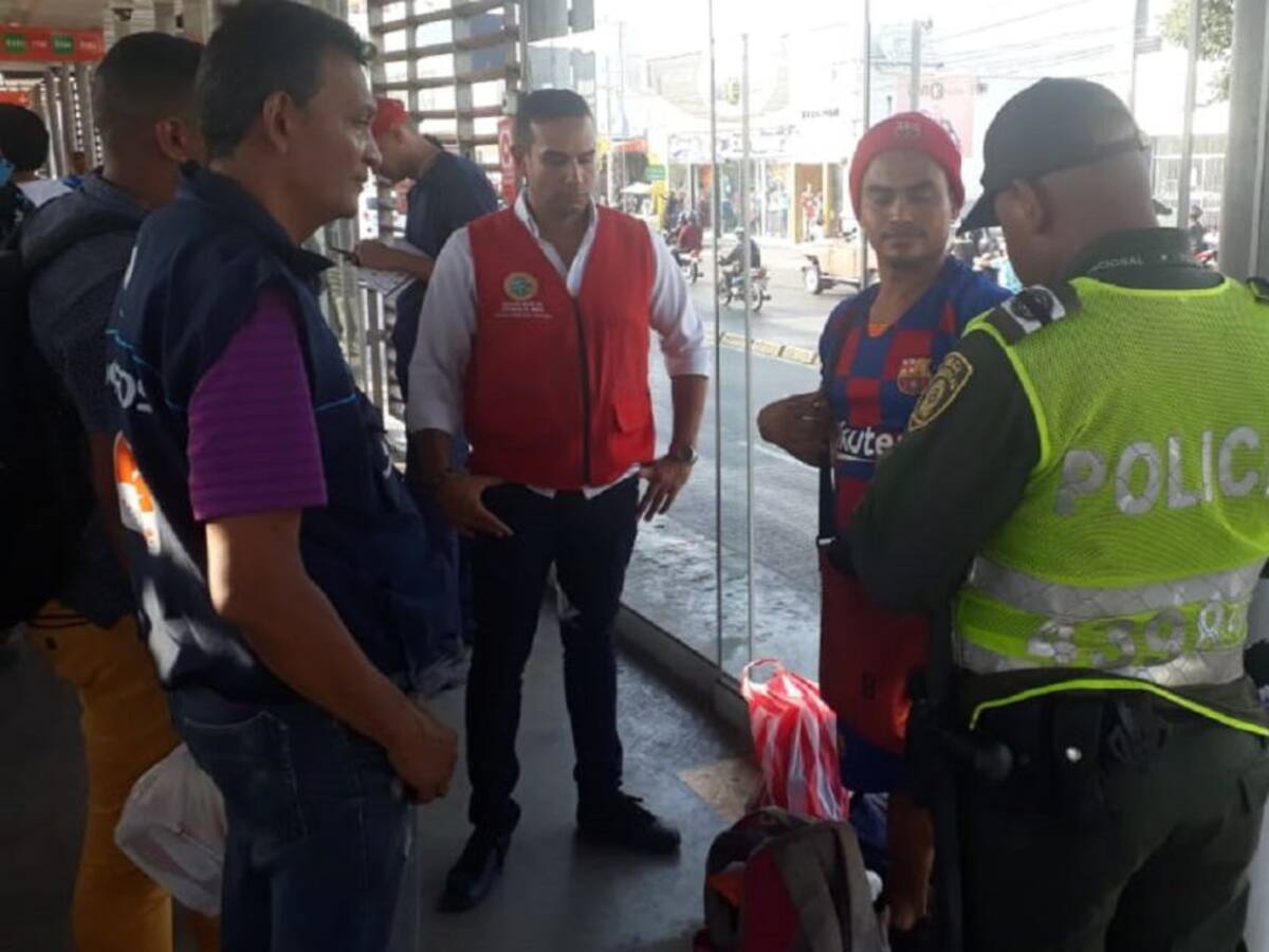 10 vendedores ambulantes fueron retirados de estación de Transcaribe