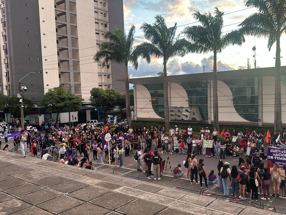 Desmanes frente a la Fiscalía en Bucaramanga durante la movilización del 25N