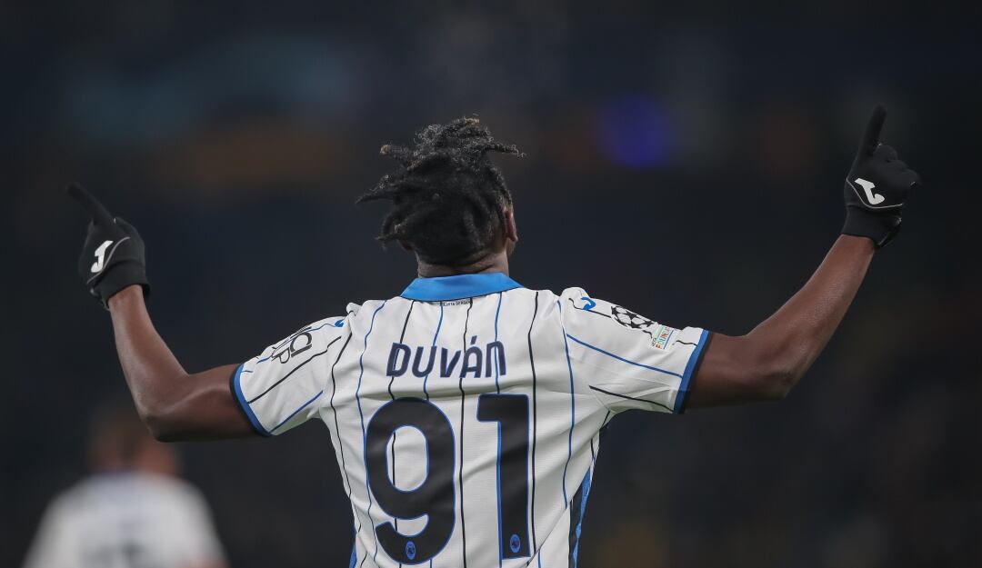 Duván Zapata festeja su más reciente anotación en la champions.