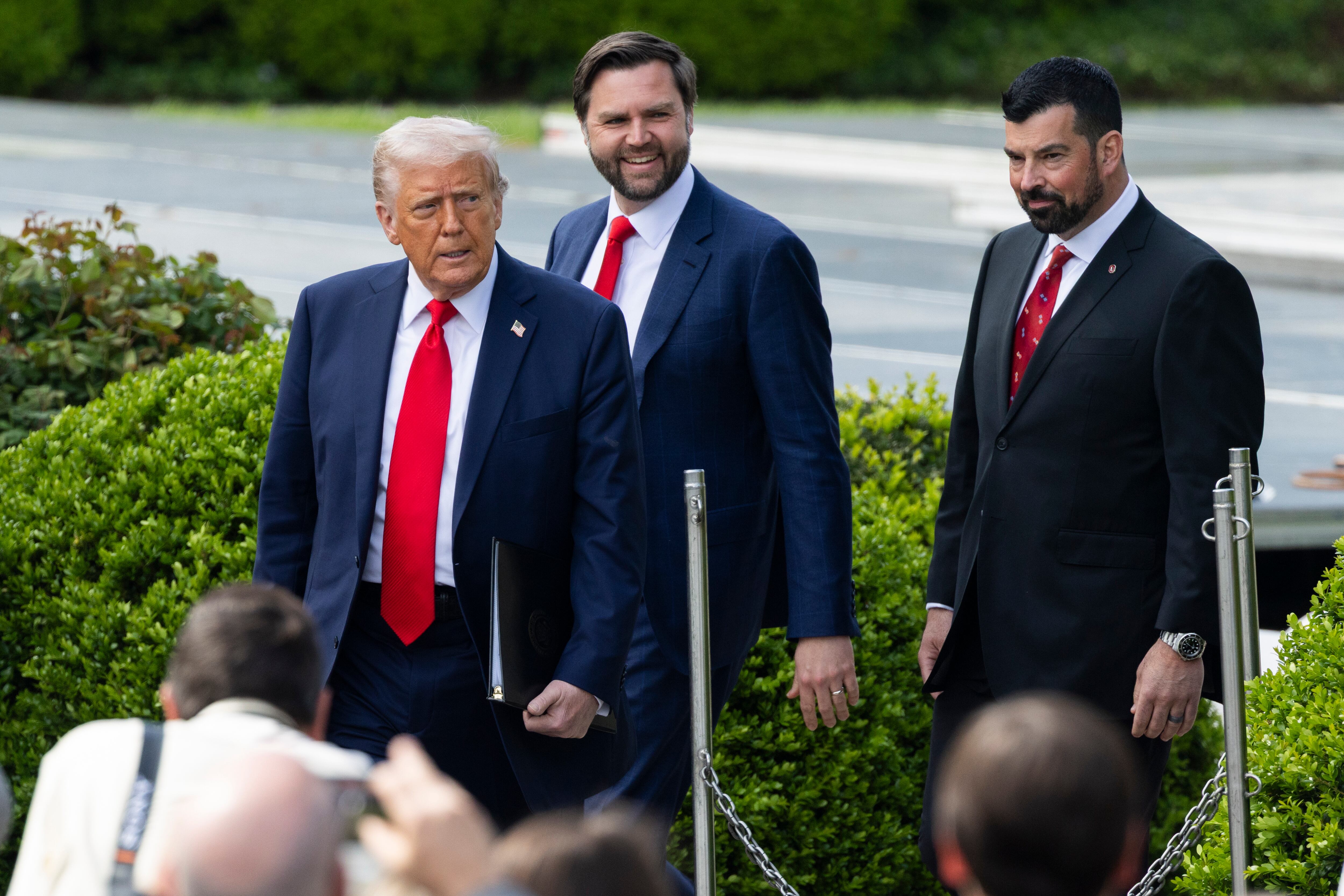 WASHINGTON (United States), 14/04/2025.- US President Donald J. Trump, Vice President JD Vance (C) and The Ohio State University Buckeyes football head coach Ryan Day (R) arrive for a ceremony to congratulate the Buckeyes football team on their 2025 College Football National Championship on the South Lawn of the White House in Washington, DC, USA 14 April 2025. EFE/EPA/SHAWN THEW