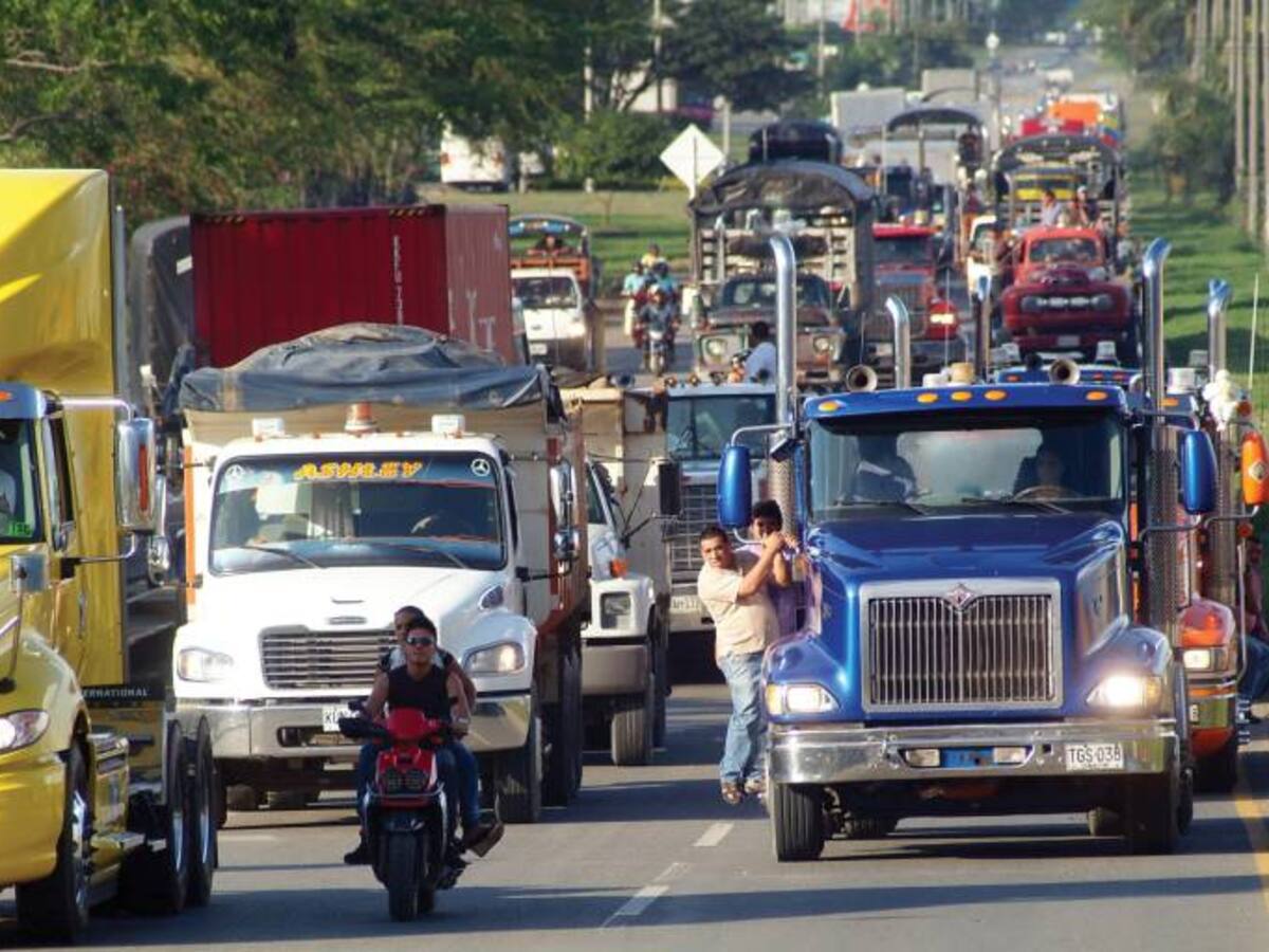 Camioneros piden intervención por restricción al transporte de carga internacional