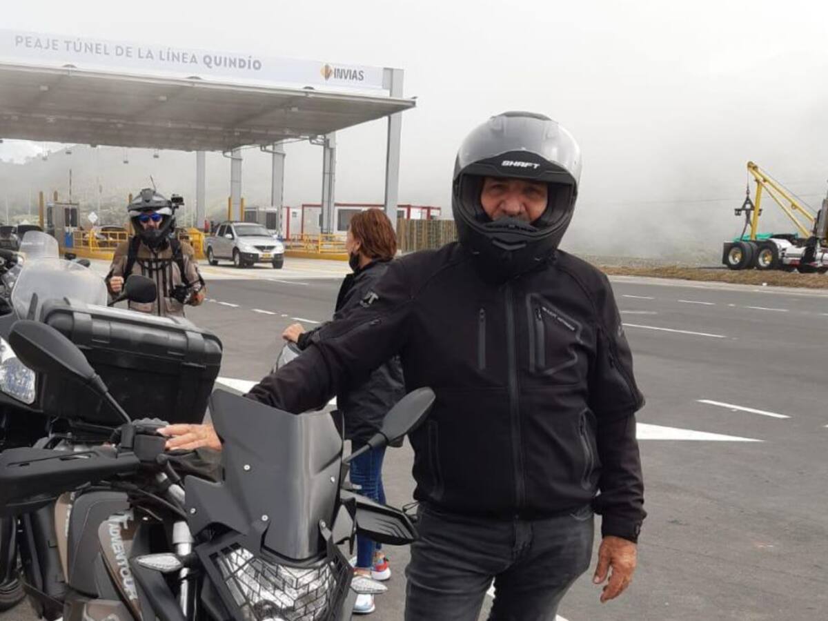 Cruzar el Túnel de la Línea en motocicleta