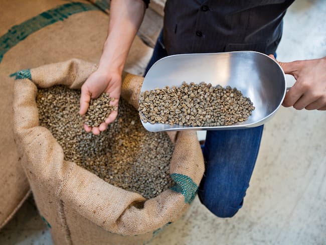 Revisión de granos de café para la venta - Foto vía Getty Images