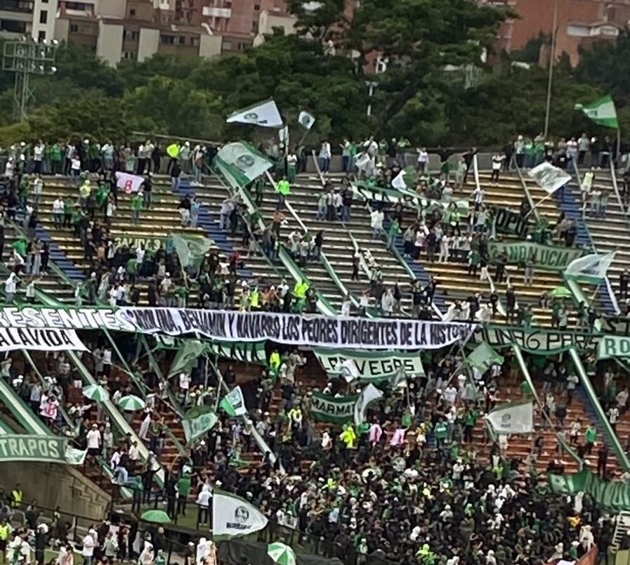 Hinchas de Nacional se enfrentan con las autoridades al interior del Atanasio Girardot / Twitter: @DanielRago7