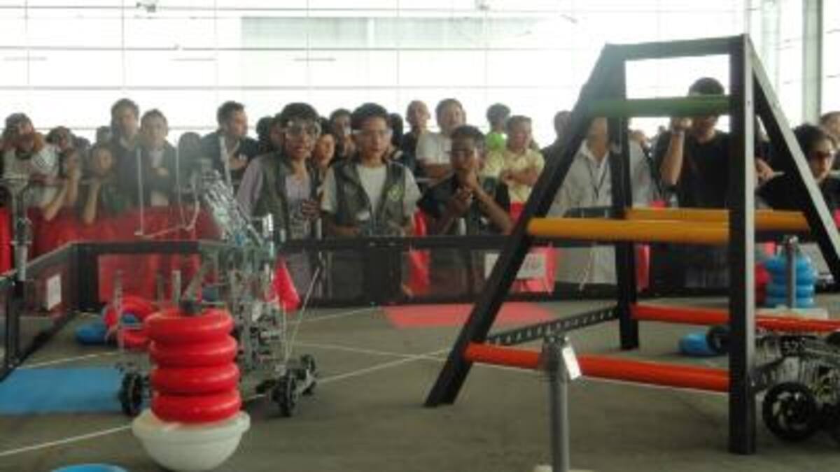 26 febrero. VEX Robotics Competition. En este escenario se reunían cuatro equipos con sus respectivos robots para competir.
