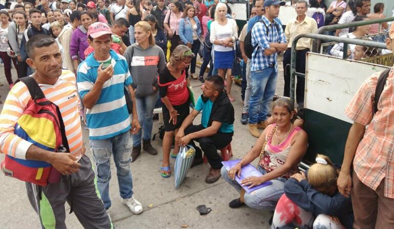 Venezolanos en registraduría.