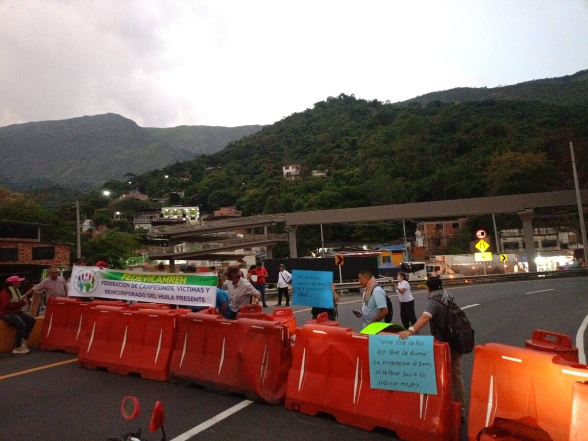 Firmantes de paz completan más de 15 horas de bloqueos en la vía Girardot-Bogotá: esto se sabe