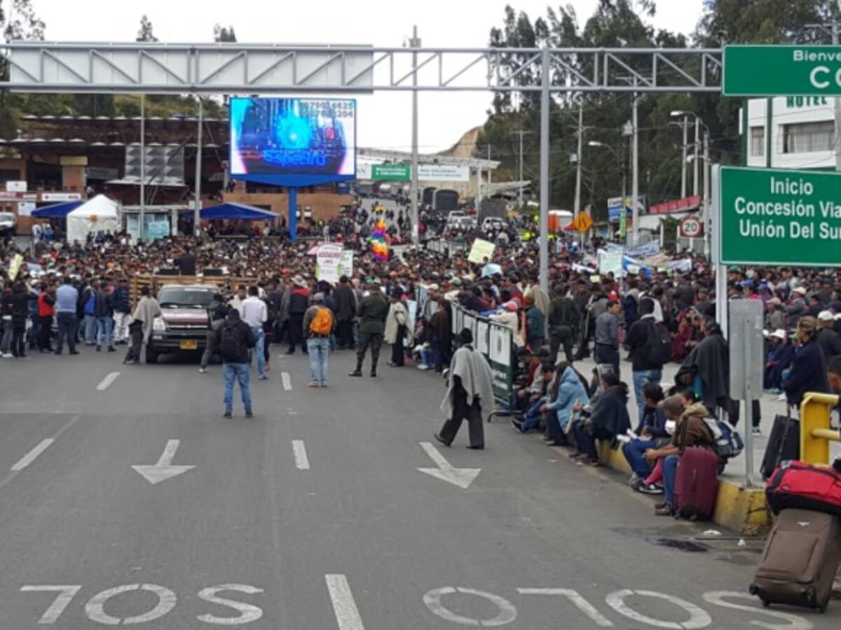 Lecheros se tomaron el puente internacional de Rumichaca
