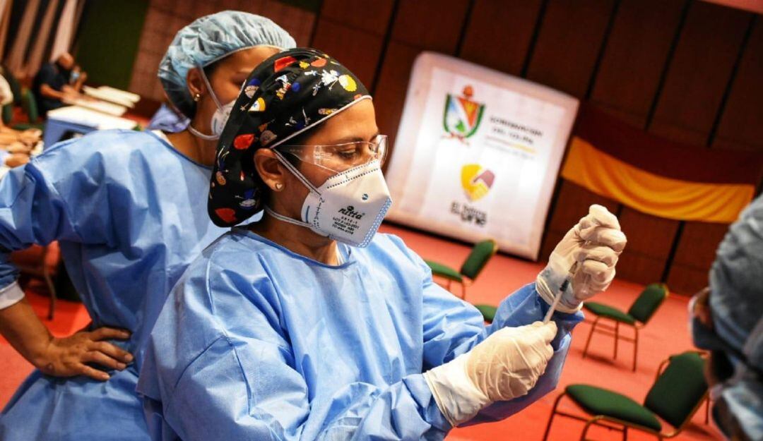 El adulto myor fue vacunado en el punto de la Gobernación del Tolima. 