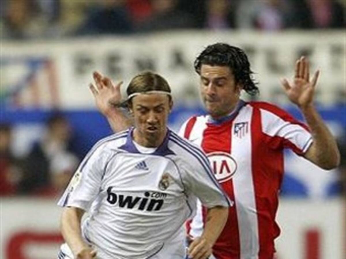 Real Madrid derrota al Atlético y Barcelona sigue líder