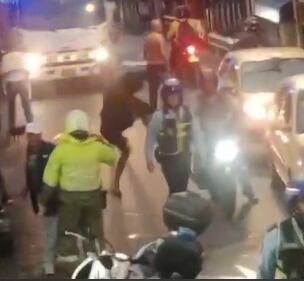 Otra intervención de movilidad terminó en enfrentamiento entre agentes de tránsito y comunidad. Foto: Denuncias Antioquia.