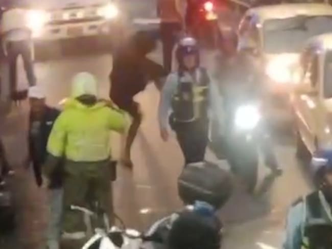 Otra intervención de movilidad terminó en enfrentamiento entre agentes de tránsito y comunidad. Foto: Denuncias Antioquia.