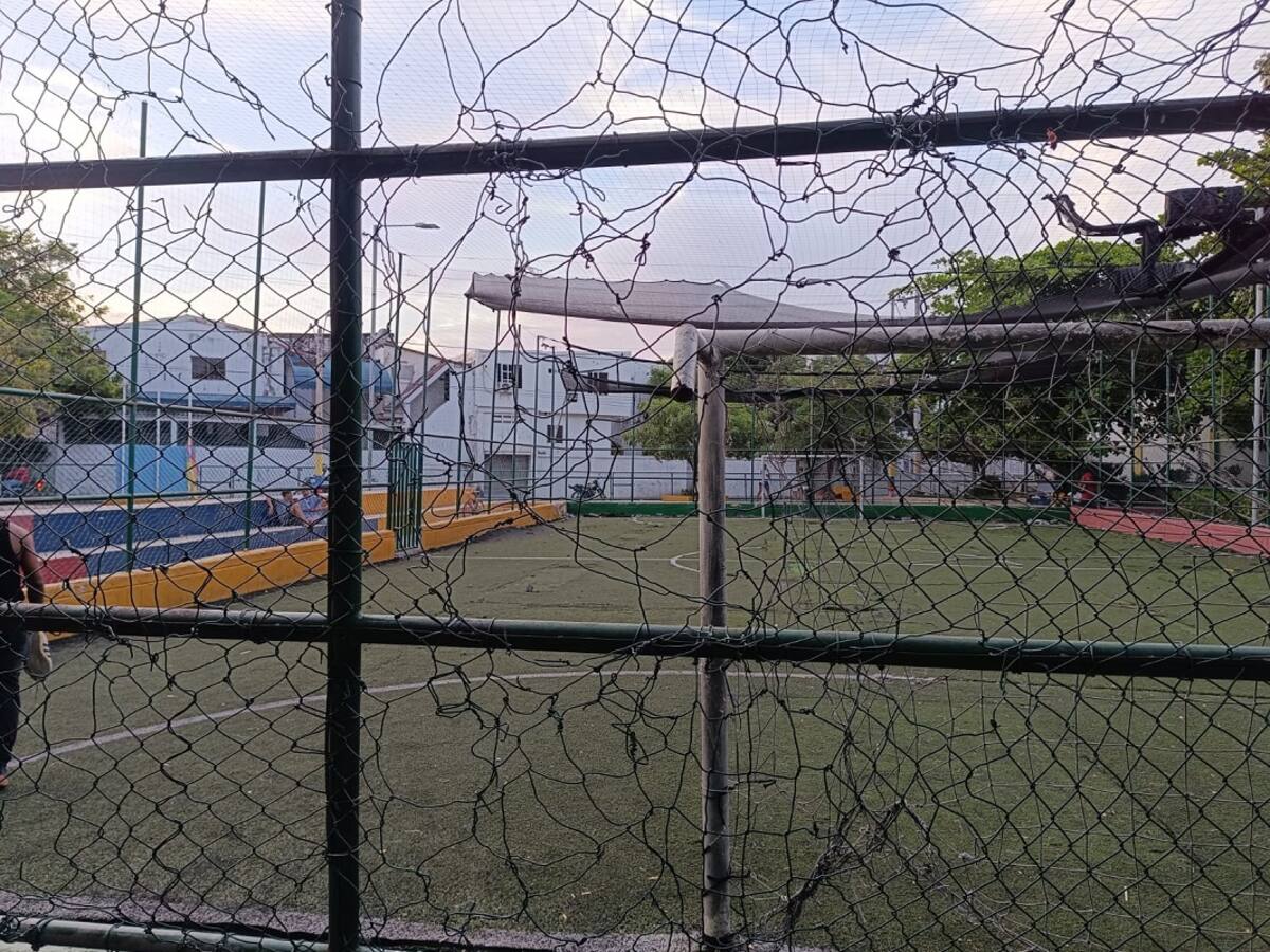 Vándalos están dañando cancha sintética del barrio Las Gaviotas