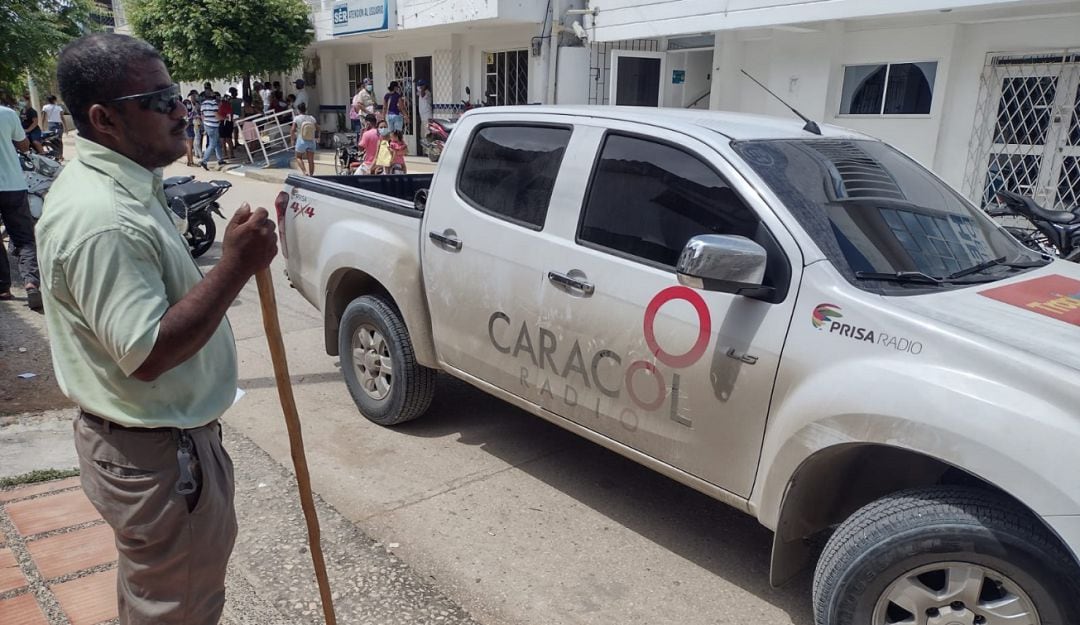 Este hombre de 42 años tiene una novia en Medellín y canta vallenato