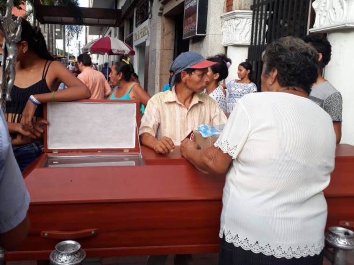 Frente a la Catedral de Neiva dejan un ataúd como símbolo de protesta