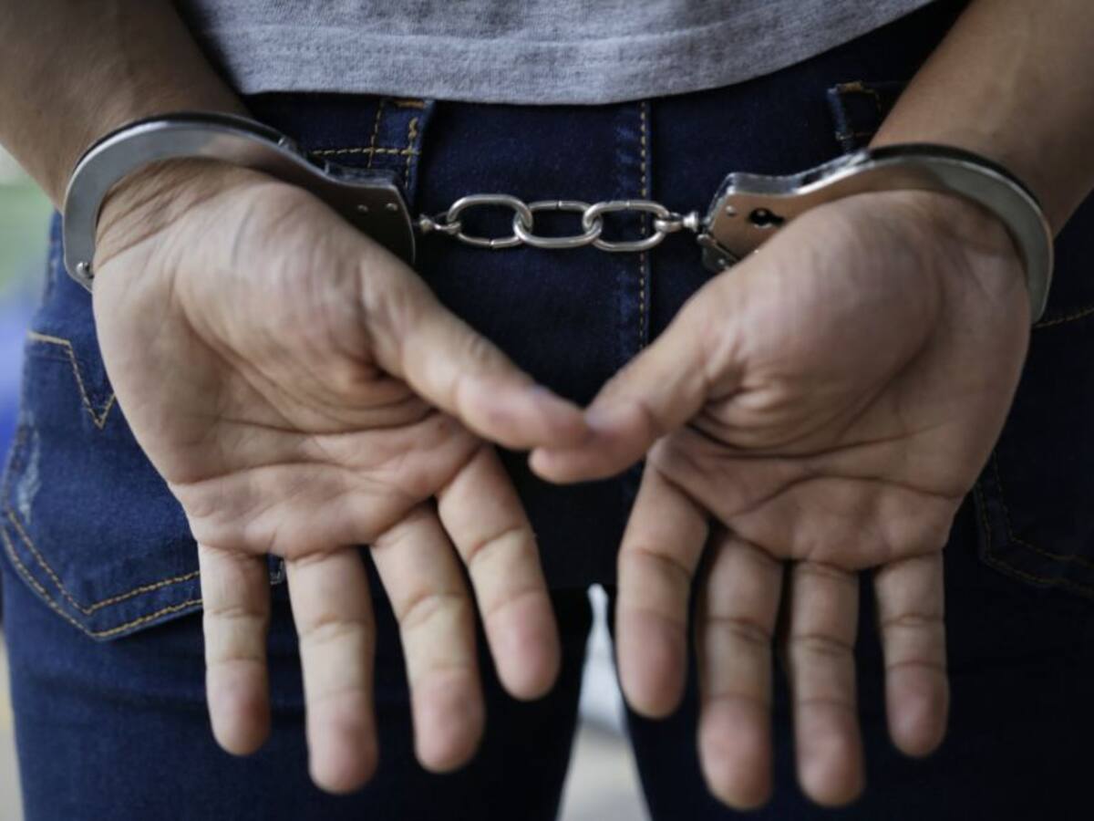 Colombiano acusado de feminicidio es entregado por INTERPOL