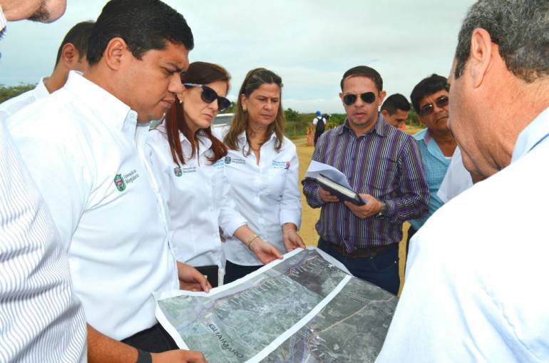 Así quedó retratada la reunión del 6 de junio de 2016 en la que el consorcio Ribera Este se comprometió con el Diagnostico Ambiental y la entrega de 4 kilómetros pavimentados de la Vía de la Prosperidad en el mes de diciembre. Fotografía Gobernación del Magdalena. 