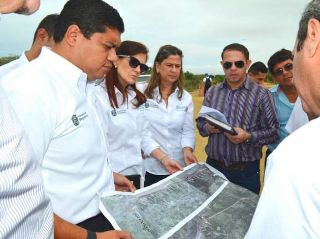 Así quedó retratada la reunión del 6 de junio de 2016 en la que el consorcio Ribera Este se comprometió con el Diagnostico Ambiental y la entrega de 4 kilómetros pavimentados de la Vía de la Prosperidad en el mes de diciembre. Fotografía Gobernación del Magdalena.