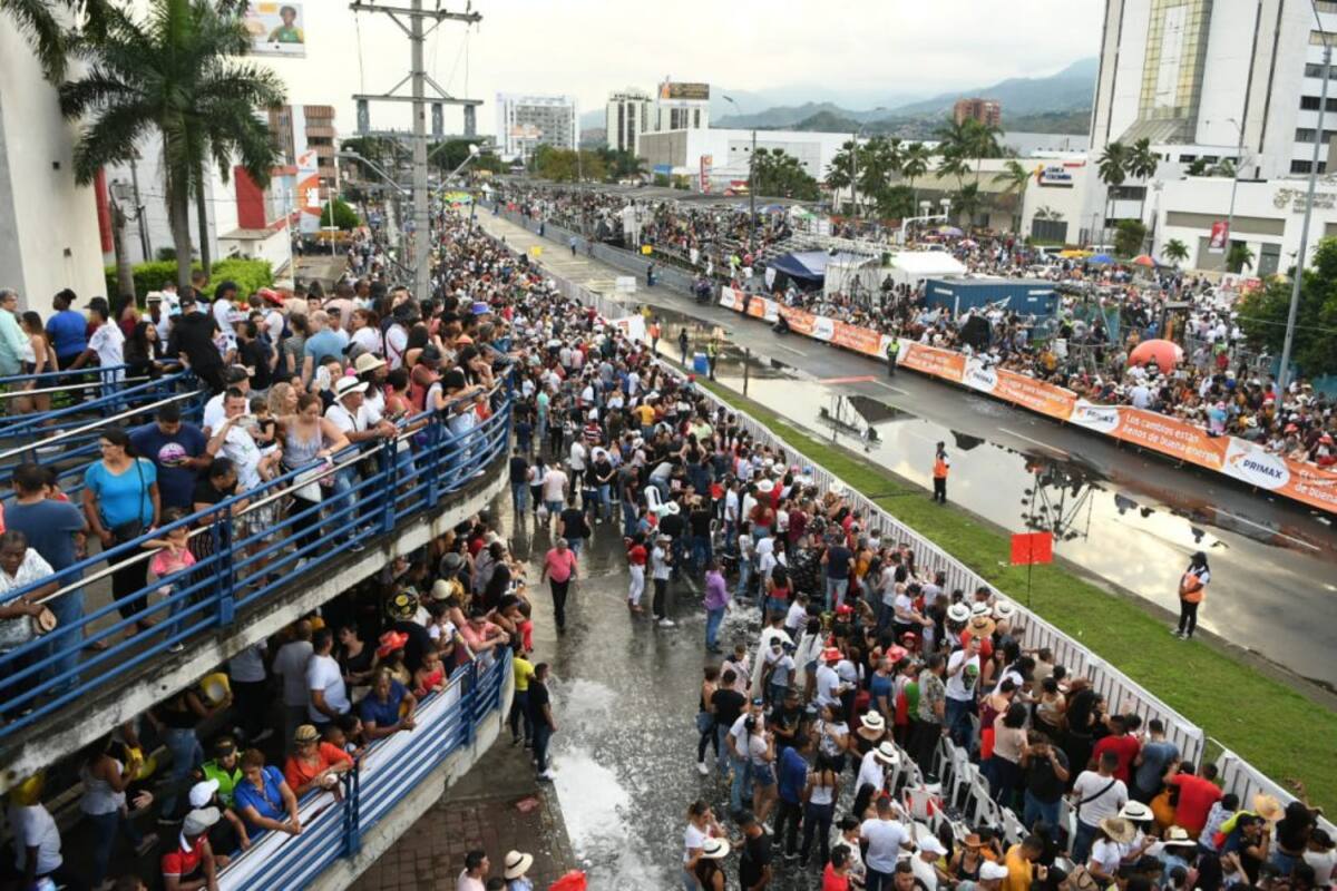 Ni la lluvia hizo que los asistentes se fueran, siguieron en sus lugares hasta que comenzara el espectáculo