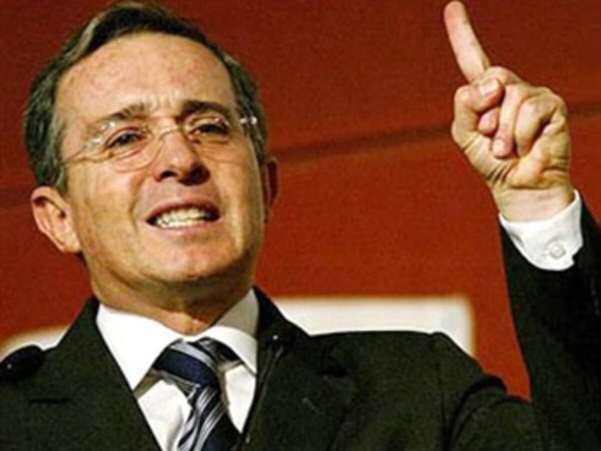 Hoy rendirá versión libre el ex presidente Uribe por el escándalo de las 'chuzadas'