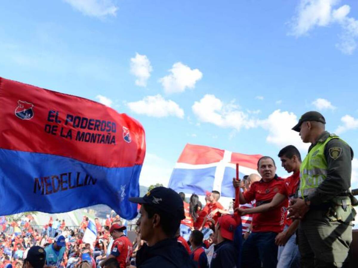 Hinchas del Independiente Medellín celebran agónico paso a la final del fútbol
