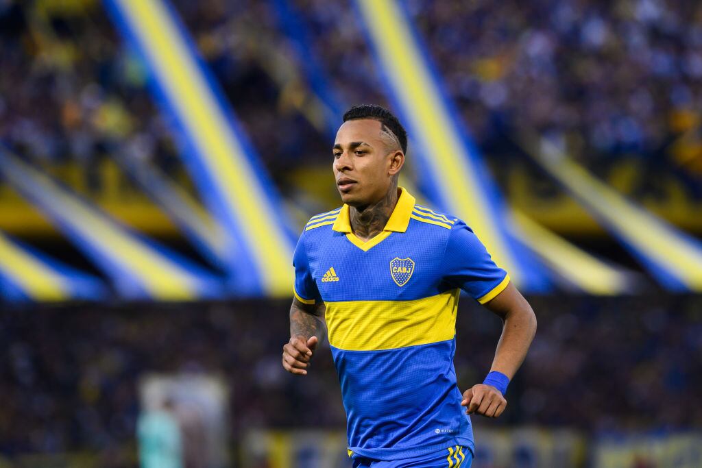 BUENOS AIRES, ARGENTINA - 2022/10/23: Sebastian Villa of Boca Juniors looks on during a match between Boca Juniors and Independiente as part of Liga Profesional 2022 at Estadio Alberto J. Armando.(Final Score; Boca Juniors 2:2 Independiente ). (Photo by Manuel Cortina/SOPA Images/LightRocket via Getty Images)