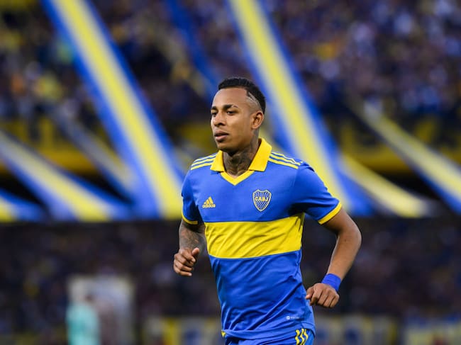 BUENOS AIRES, ARGENTINA - 2022/10/23: Sebastian Villa of Boca Juniors looks on during a match between Boca Juniors and Independiente as part of Liga Profesional 2022 at Estadio Alberto J. Armando.(Final Score; Boca Juniors 2:2 Independiente ). (Photo by Manuel Cortina/SOPA Images/LightRocket via Getty Images)