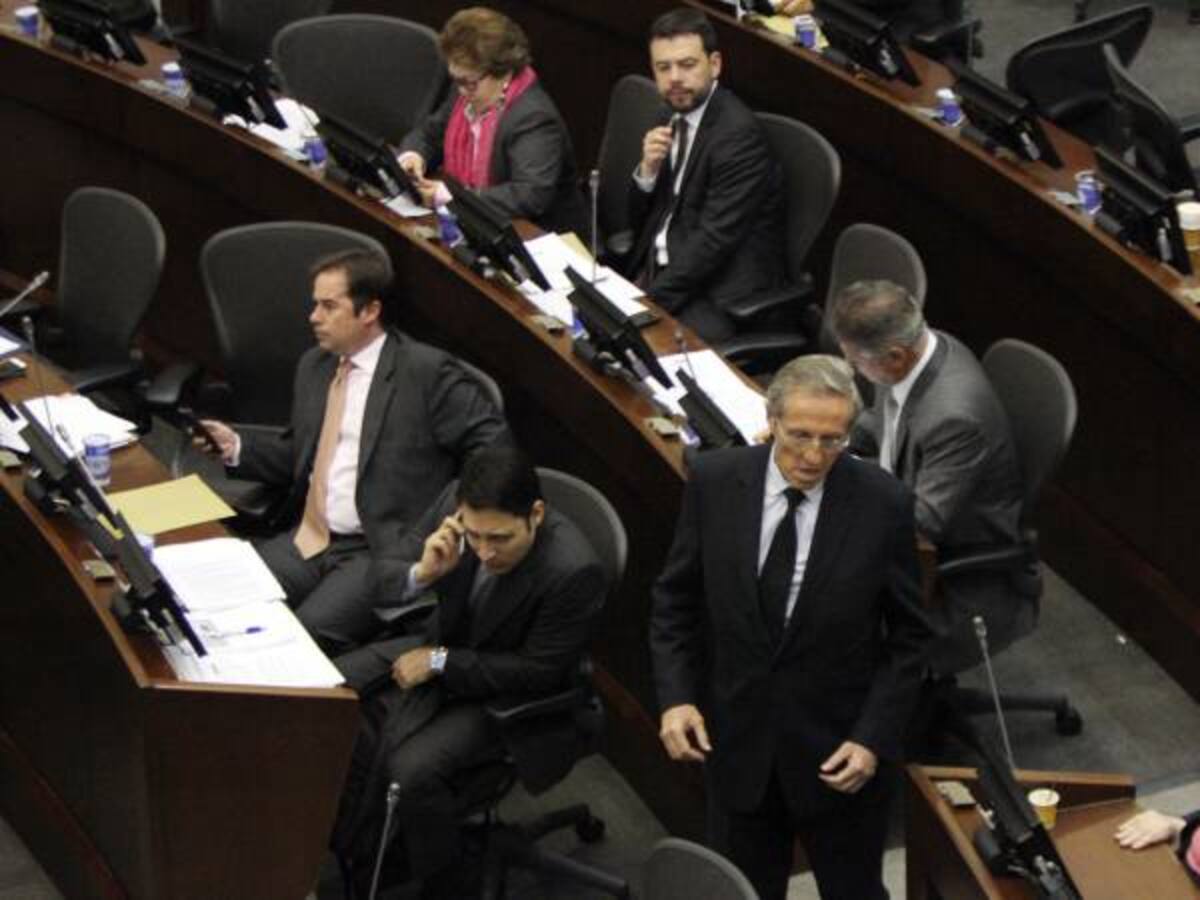 Insisten en que congresistas revelen su declaración de renta