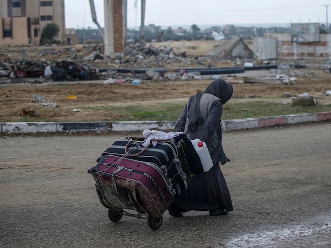 Khan Younis.-Los palestinos desplazados pasan junto a casas destruidas después de que el ejército israelí dijera a los residentes del campamento de Khan Yunis que abandonaran sus hogares EFE/EPA/MOHAMMED SABER