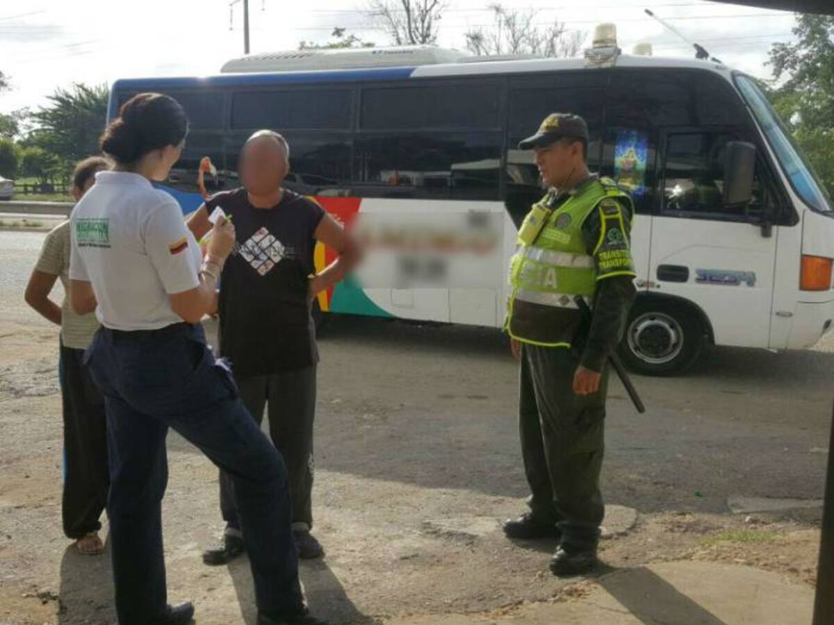 Policía de Cartagena detiene tres venezolanos ilegales en un puesto de control