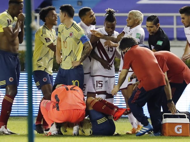 Terrible lesión de Santiago Arias con la selección Colombia