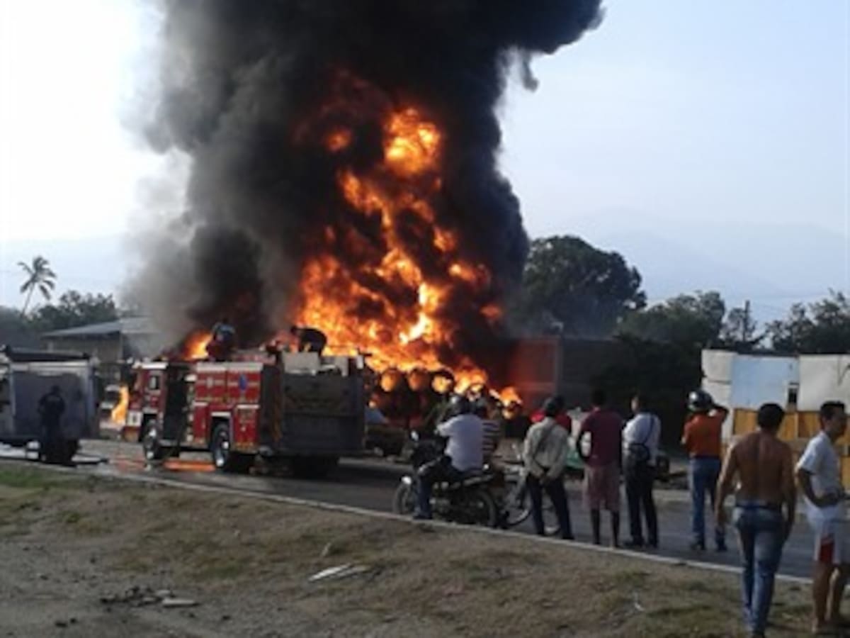 Incendio en bodega de tubos causó pánico en el sector norte de Santa Marta