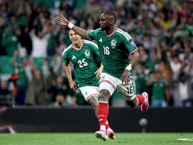 México se florea ante su afición, vence a Ecuador y avanza a octavos de final del Mundial: resumen. (Photo by Manuel Velasquez - FIFA/FIFA via Getty Images)